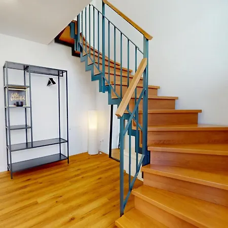 Homely Greenfield - 2br House With Private Garden & 2,5 Bathrooms Casa de Férias