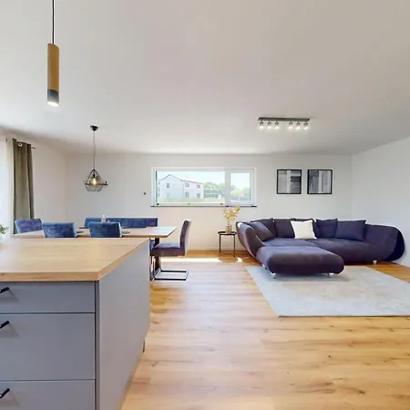 Casa de Férias Homely Greenfield - 2br House With Private Garden & 2,5 Bathrooms Kaiserslautern
